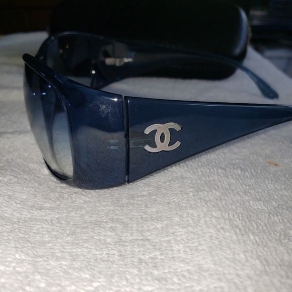Chanel sunglasses n case - Picture 2 of 4